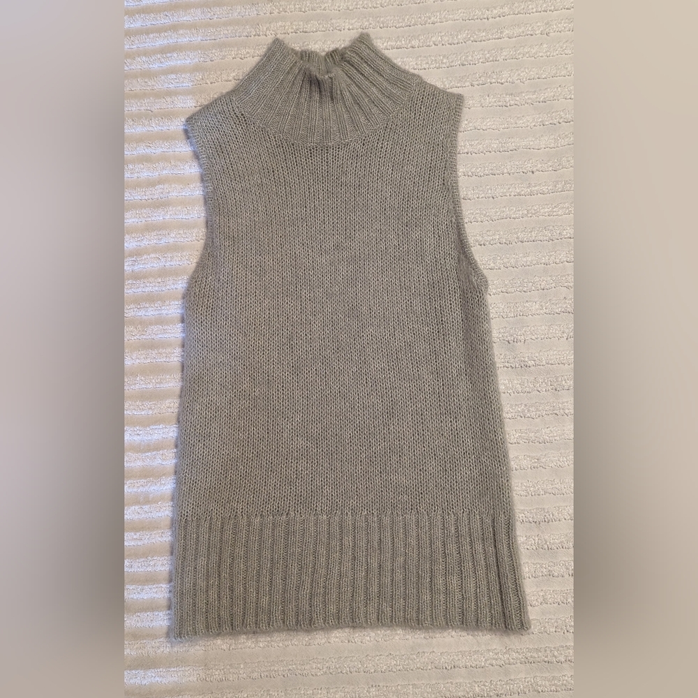 {Zara} Sleeveless Sweater